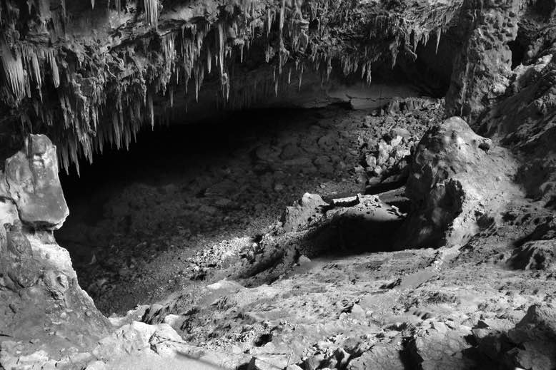 Según los babilonios y asirios, cualquier foso o cueva podía servir como puerta de entrada a la Tierra Oscura su inframundo subterráneo.