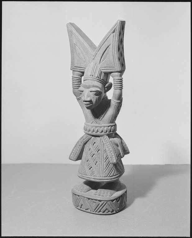 Escultua de madera que representa a Shango el orisha relacionado con la tormenta y el trueno