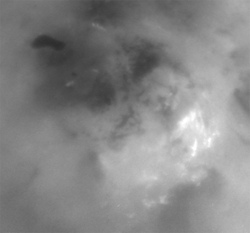 Desarrollo de nubes de metano y de una estructura superficial oscura y de bordes definidos, en la superficie de la luna Titán, que sugiere la presencia de un lago de metano líquido. Vía NASA.