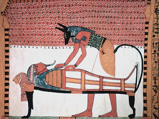 Fragmento del mural presente en la tumba de Sennedjem, en el que se puede ver a Anubis cuidando a la momia del difunto. Vía Wikimedia Commons.
