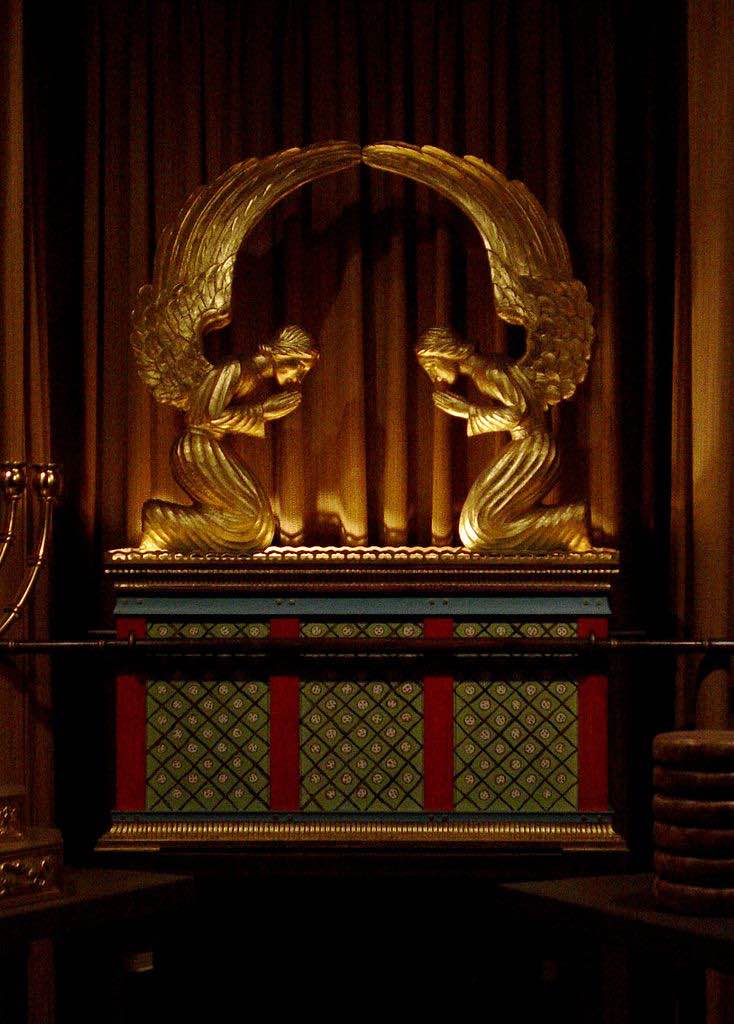 Replica del Arca de la Alianza en el Royal Arch Room del George Washington Masonic National Memorial. Vía Wikimedia Commons.