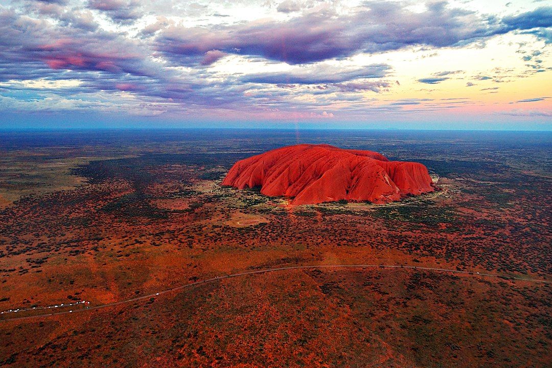 Vista aérea del Uluru, formación rocosa cuya accidentada geografía se cree es resultado de una batalla ancestral entre seres humanos y criaturas similares a serpientes.