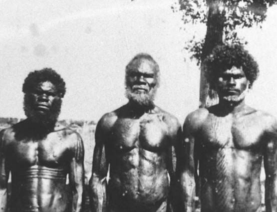 Aborígenes autralianos: Fotografía tomada en 1939 al jefe de la Isla Barthurst, segun cuentan las crónicas de la época, el jefe murió de miedo al escuchar el motor de un automovil por primera vez. Foto vía Wikimedia Commons.
