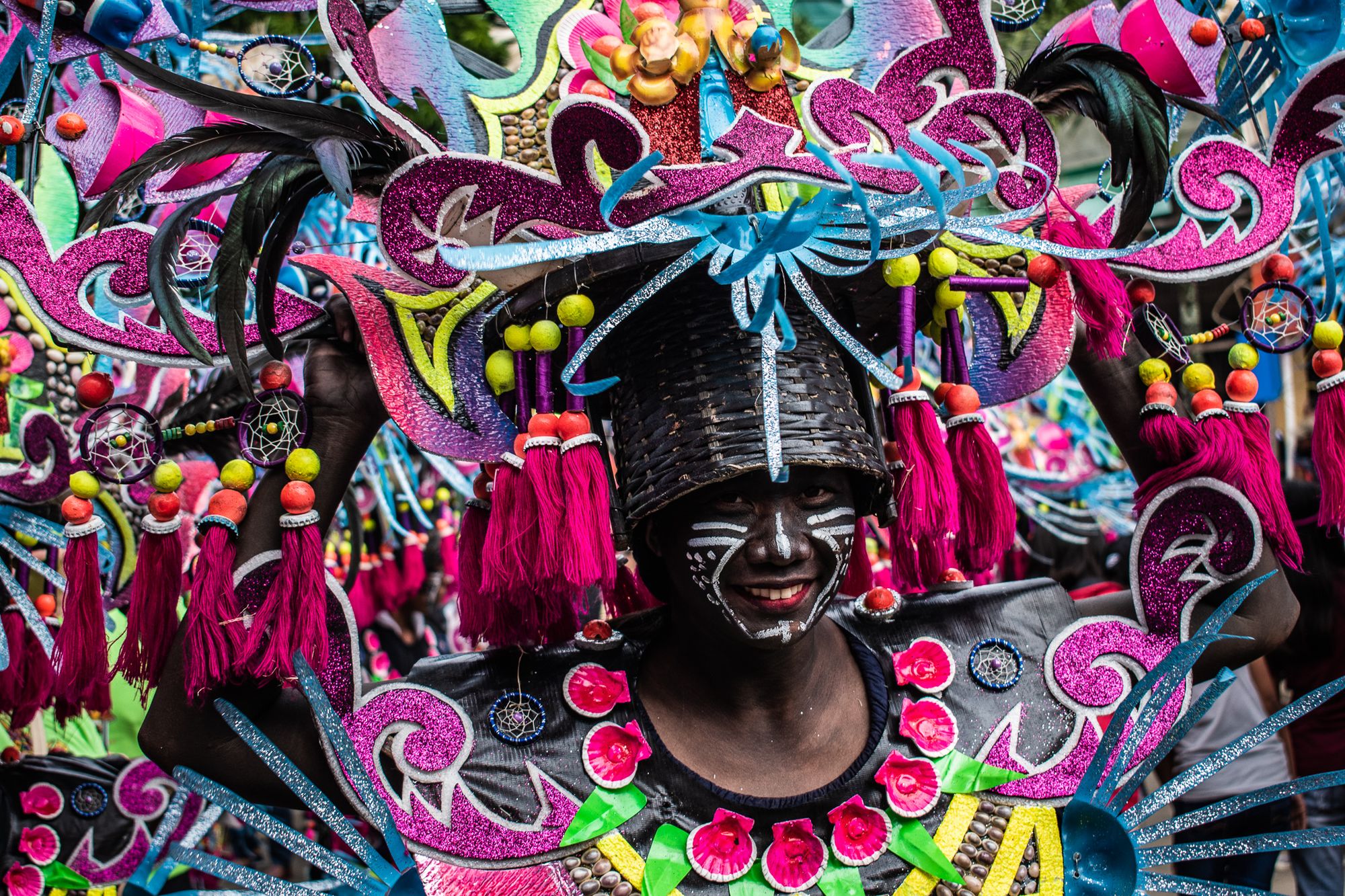 El festival Ati-Atihan de Kalibo es una fiesta religiosa anual que incluye coloridos trajes, bailes, desfiles y mucho más. Es uno de los mayores festivales de Filipinas y dura una semana entera en enero, aunque los preparativos suelen ser mucho más largos.