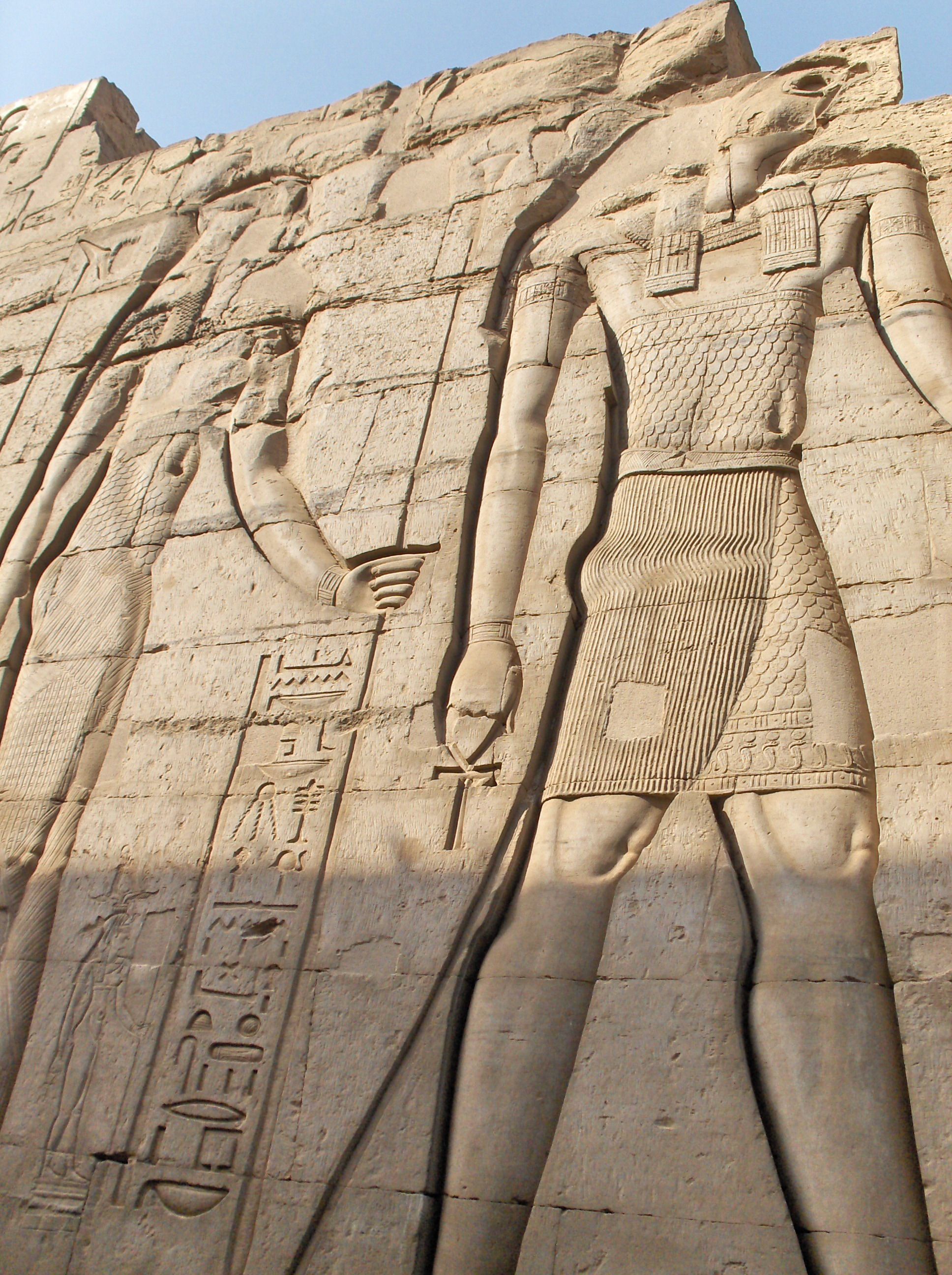 Horus portando el simbolo de Ankh en su mano.
