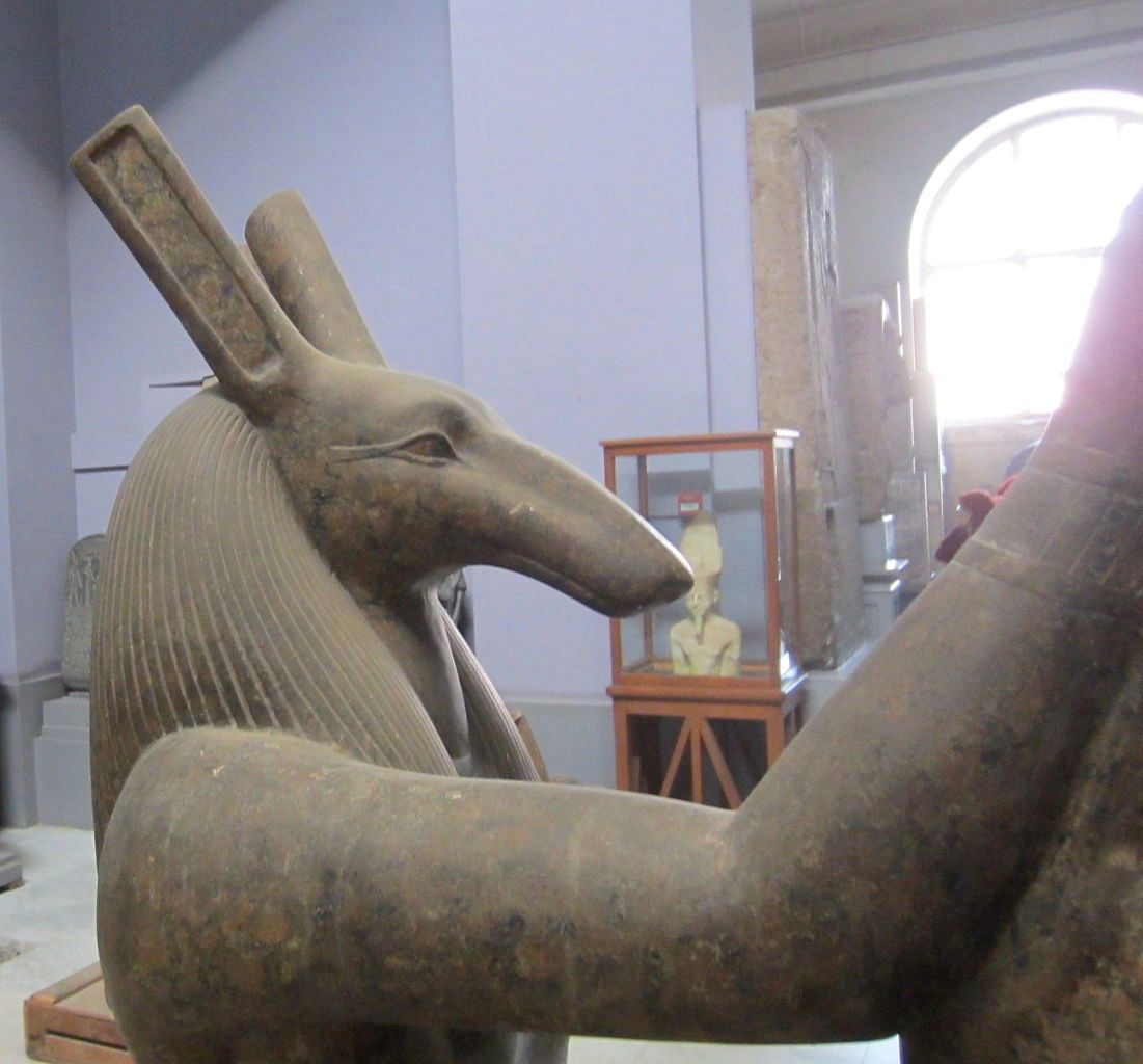Detalle del rostro de Seth, de una estatua de Horus y Seth colocando la corona del Alto Egipto sobre la cabeza de Ramsés III. Dinastía XX, principios del siglo XII a.C.