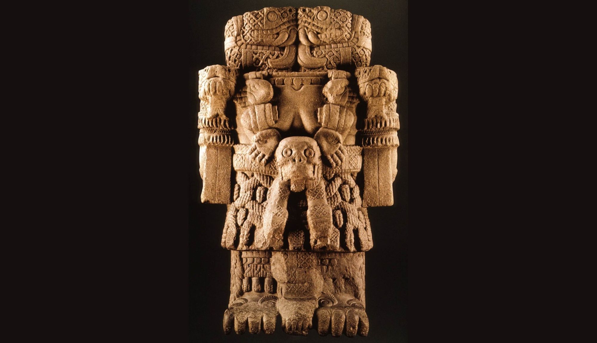 Coatlicue la diosa de la tierra de la mitología azteca